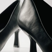 Ματ γόβες με μυτερή μύτη και λεπτό τακούνι ΜΑΥΡΟ Ματ γόβες με μυτερή μύτη και λεπτό τακούνι ΜΑΥΡΟ