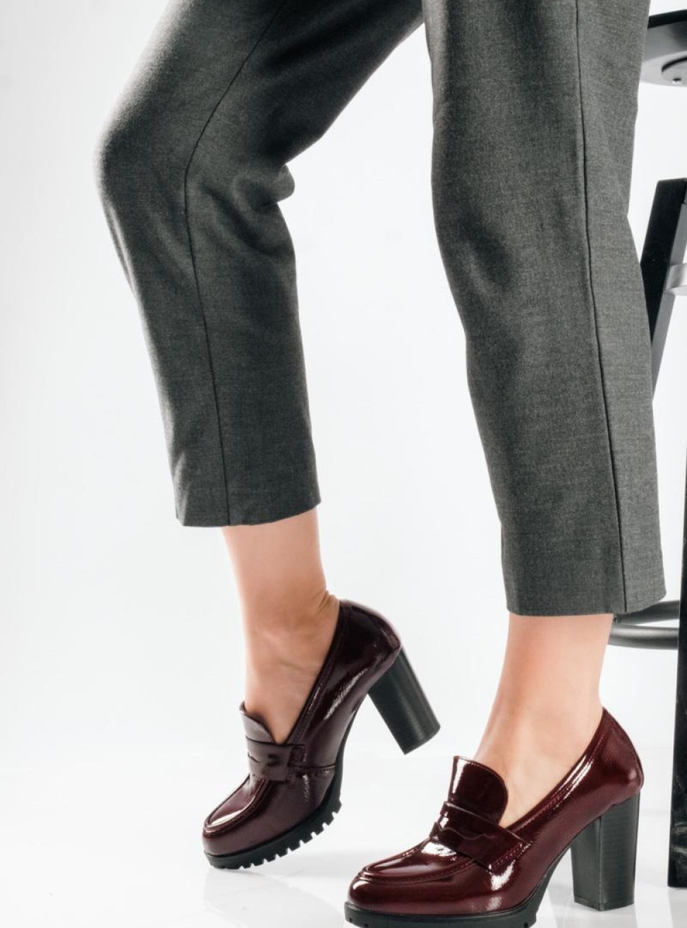 Λουστρίνι loafers με ψηλό τακούνι και chunky σόλα ΜΠΟΡΝΤΩ Λουστρίνι loafers με ψηλό τακούνι και chunky σόλα ΜΠΟΡΝΤΩ