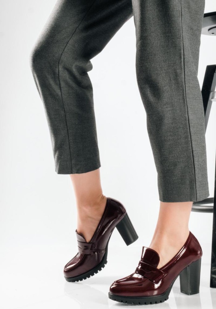Λουστρίνι loafers με ψηλό τακούνι και chunky σόλα ΜΠΟΡΝΤΩ