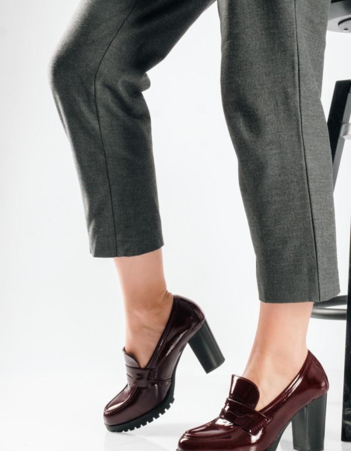Λουστρίνι loafers με ψηλό τακούνι και chunky σόλα ΜΠΟΡΝΤΩ