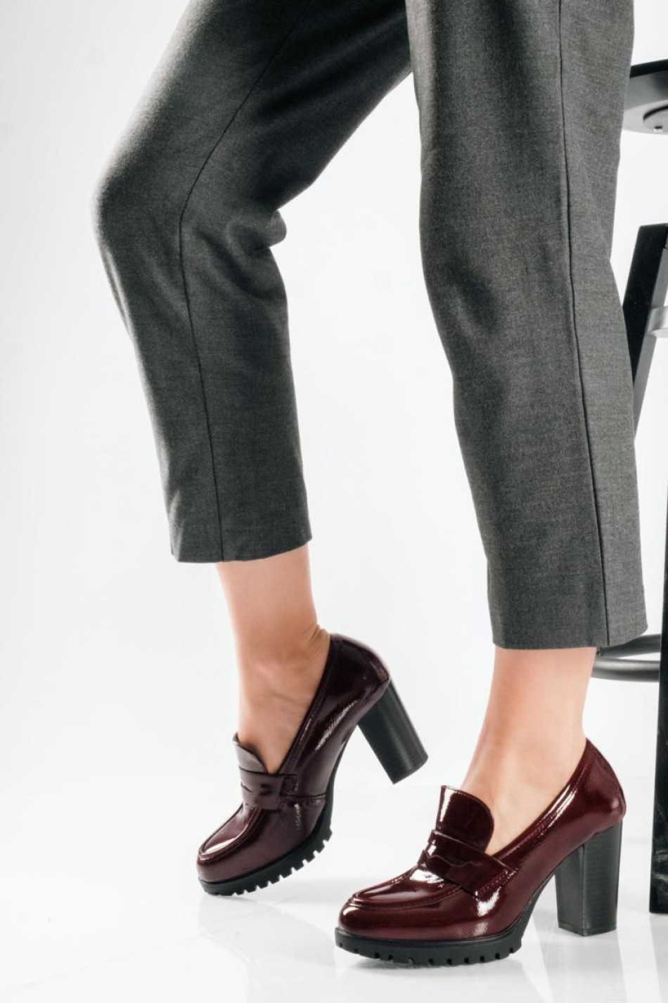 Λουστρίνι loafers με ψηλό τακούνι και chunky σόλα ΜΠΟΡΝΤΩ Λουστρίνι loafers με ψηλό τακούνι και chunky σόλα ΜΠΟΡΝΤΩ