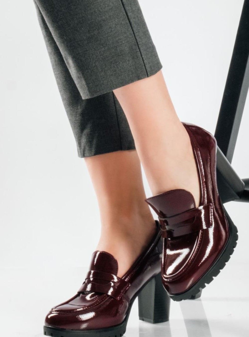 Λουστρίνι loafers με ψηλό τακούνι και chunky σόλα ΜΠΟΡΝΤΩ Λουστρίνι loafers με ψηλό τακούνι και chunky σόλα ΜΠΟΡΝΤΩ