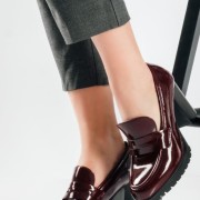 Λουστρίνι loafers με ψηλό τακούνι και chunky σόλα ΜΠΟΡΝΤΩ Λουστρίνι loafers με ψηλό τακούνι και chunky σόλα ΜΠΟΡΝΤΩ