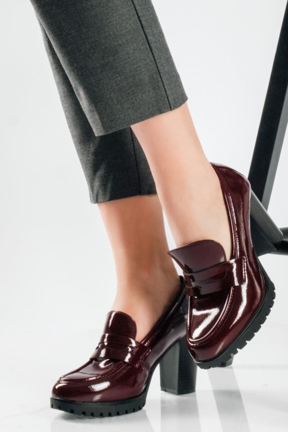 Λουστρίνι loafers με ψηλό τακούνι και chunky σόλα ΜΠΟΡΝΤΩ Λουστρίνι loafers με ψηλό τακούνι και chunky σόλα ΜΠΟΡΝΤΩ