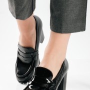 Λουστρίνι loafers με ψηλό τακούνι και chunky σόλα ΜΑΥΡΟ