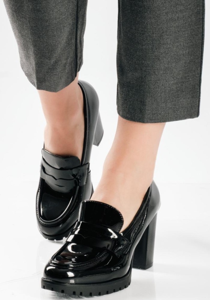 Λουστρίνι loafers με ψηλό τακούνι και chunky σόλα ΜΑΥΡΟ