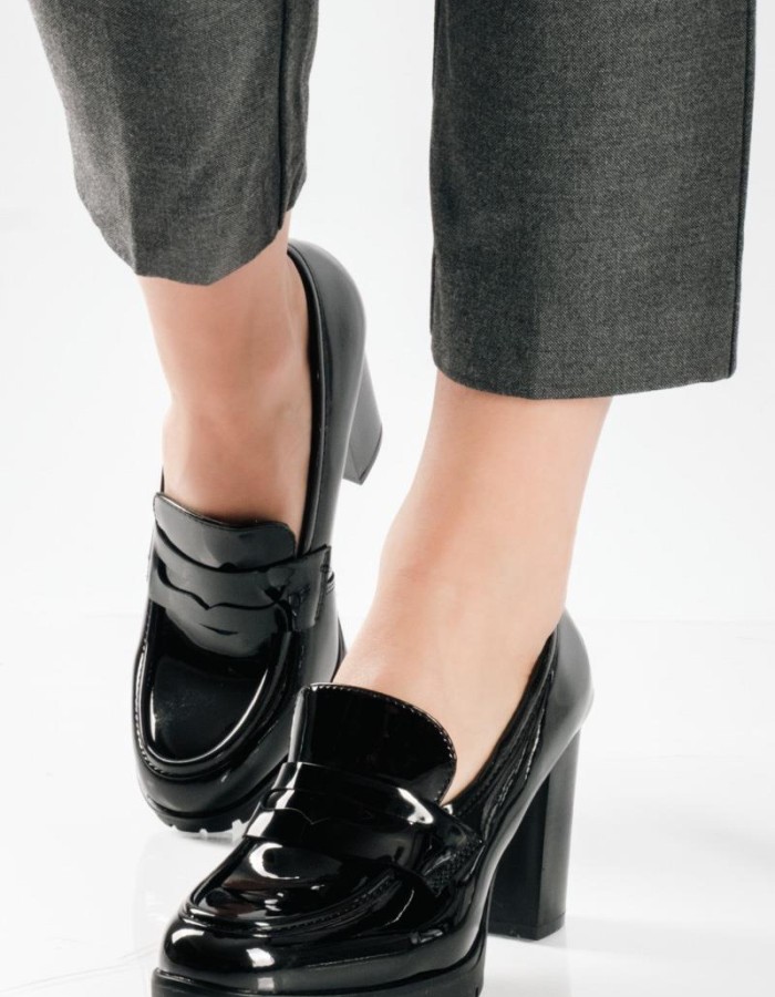 Λουστρίνι loafers με ψηλό τακούνι και chunky σόλα ΜΑΥΡΟ