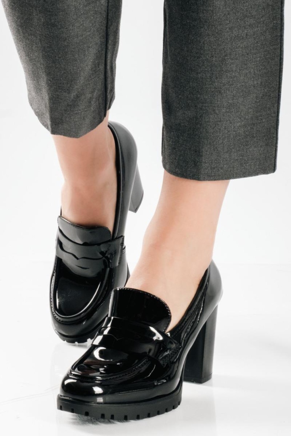 Λουστρίνι loafers με ψηλό τακούνι και chunky σόλα ΜΑΥΡΟ