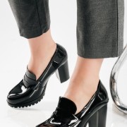 Λουστρίνι loafers με ψηλό τακούνι και chunky σόλα ΜΑΥΡΟ