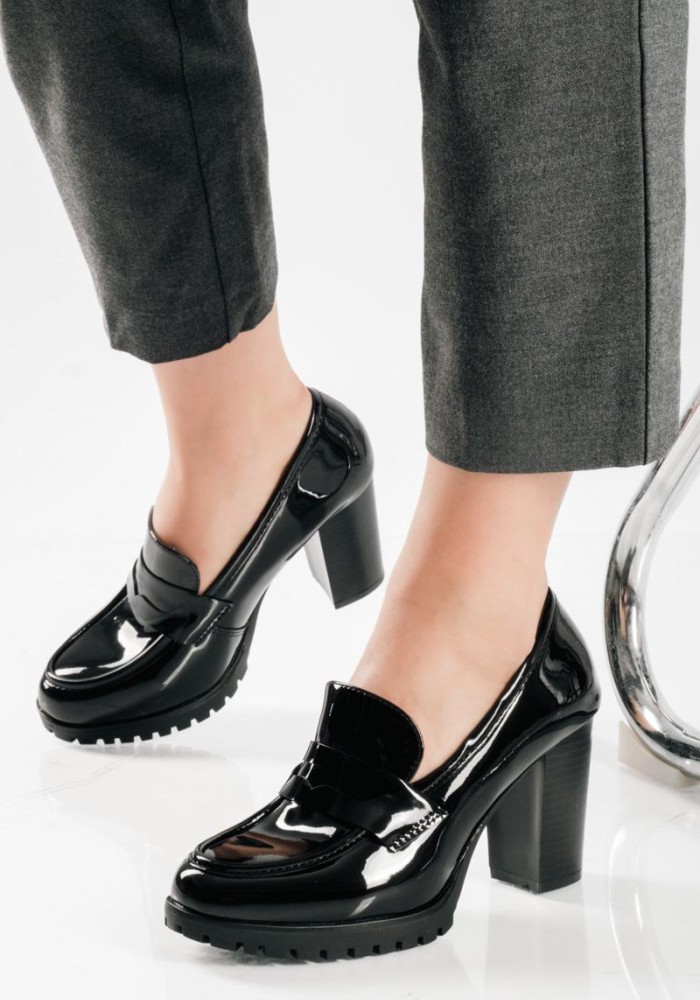 Λουστρίνι loafers με ψηλό τακούνι και chunky σόλα ΜΑΥΡΟ