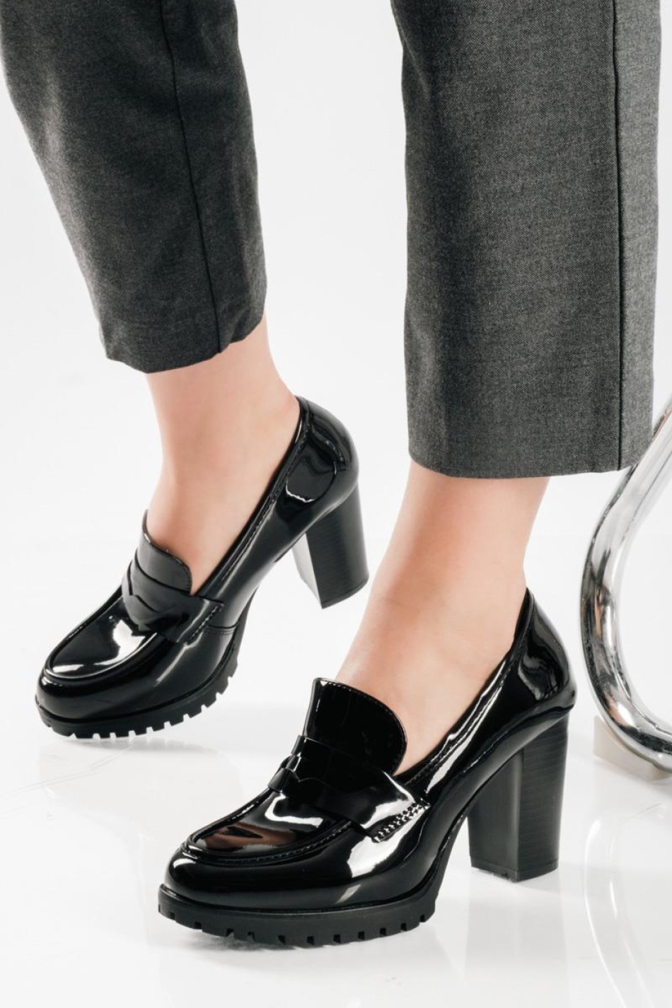 Λουστρίνι loafers με ψηλό τακούνι και chunky σόλα ΜΑΥΡΟ