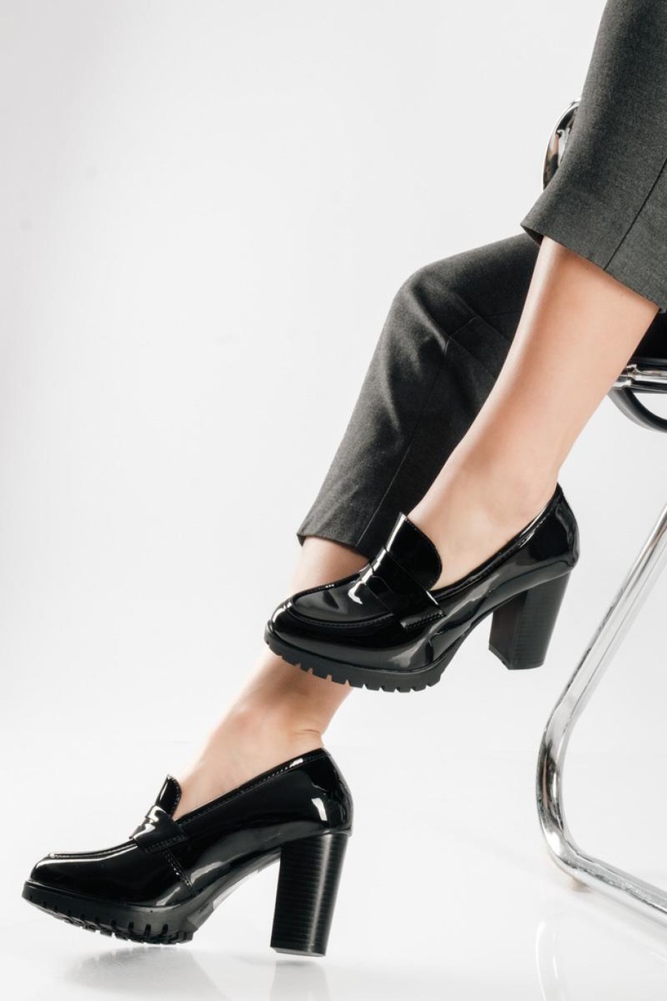 Λουστρίνι loafers με ψηλό τακούνι και chunky σόλα ΜΑΥΡΟ