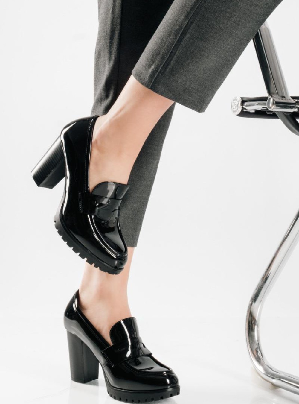Λουστρίνι loafers με ψηλό τακούνι και chunky σόλα ΜΑΥΡΟ Λουστρίνι loafers με ψηλό τακούνι και chunky σόλα ΜΑΥΡΟ