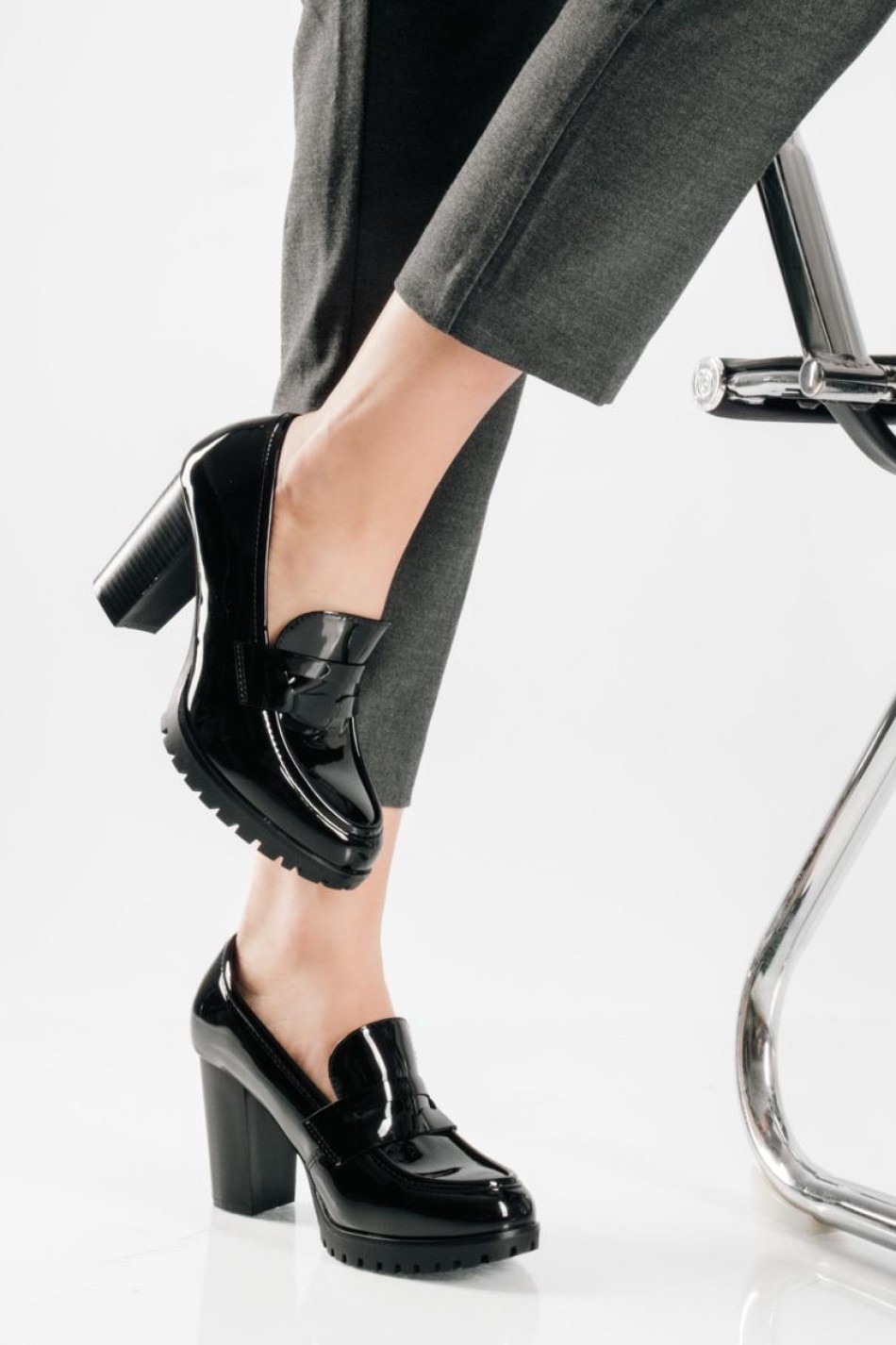 Λουστρίνι loafers με ψηλό τακούνι και chunky σόλα ΜΑΥΡΟ