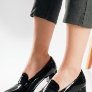 Γόβες λουστρίνι σε στυλ loafer με τατράγωνο τακούνι ΜΑΥΡΟ Γόβες λουστρίνι σε στυλ loafer με τατράγωνο τακούνι ΜΑΥΡΟ