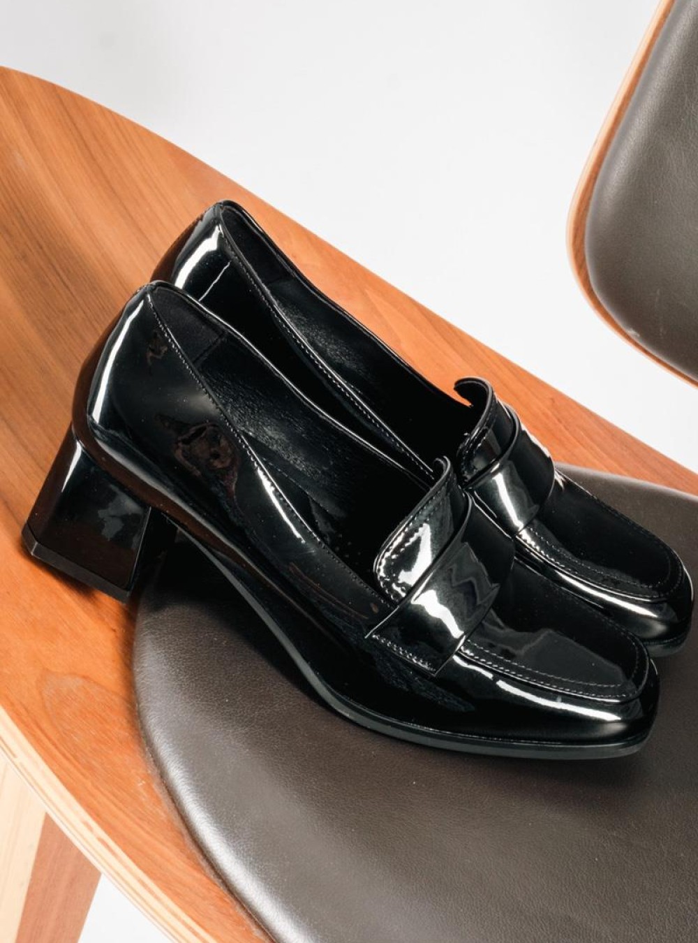 Γόβες λουστρίνι σε στυλ loafer με τατράγωνο τακούνι ΜΑΥΡΟ Γόβες λουστρίνι σε στυλ loafer με τατράγωνο τακούνι ΜΑΥΡΟ