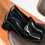 Γόβες λουστρίνι σε στυλ loafer με τατράγωνο τακούνι ΜΑΥΡΟ Γόβες λουστρίνι σε στυλ loafer με τατράγωνο τακούνι ΜΑΥΡΟ