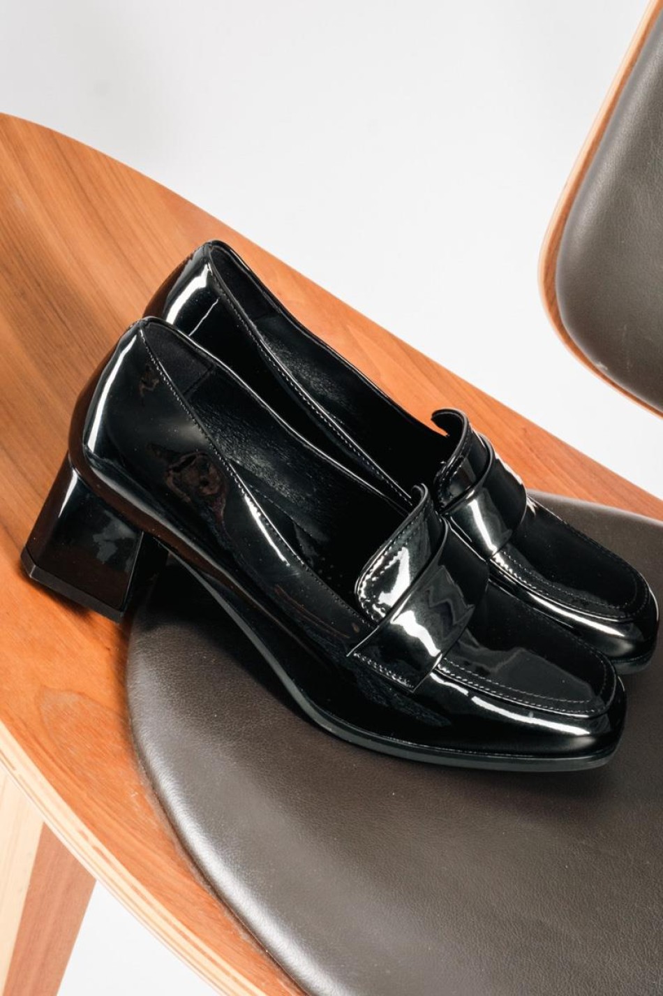 Γόβες λουστρίνι σε στυλ loafer με τατράγωνο τακούνι ΜΑΥΡΟ Γόβες λουστρίνι σε στυλ loafer με τατράγωνο τακούνι ΜΑΥΡΟ