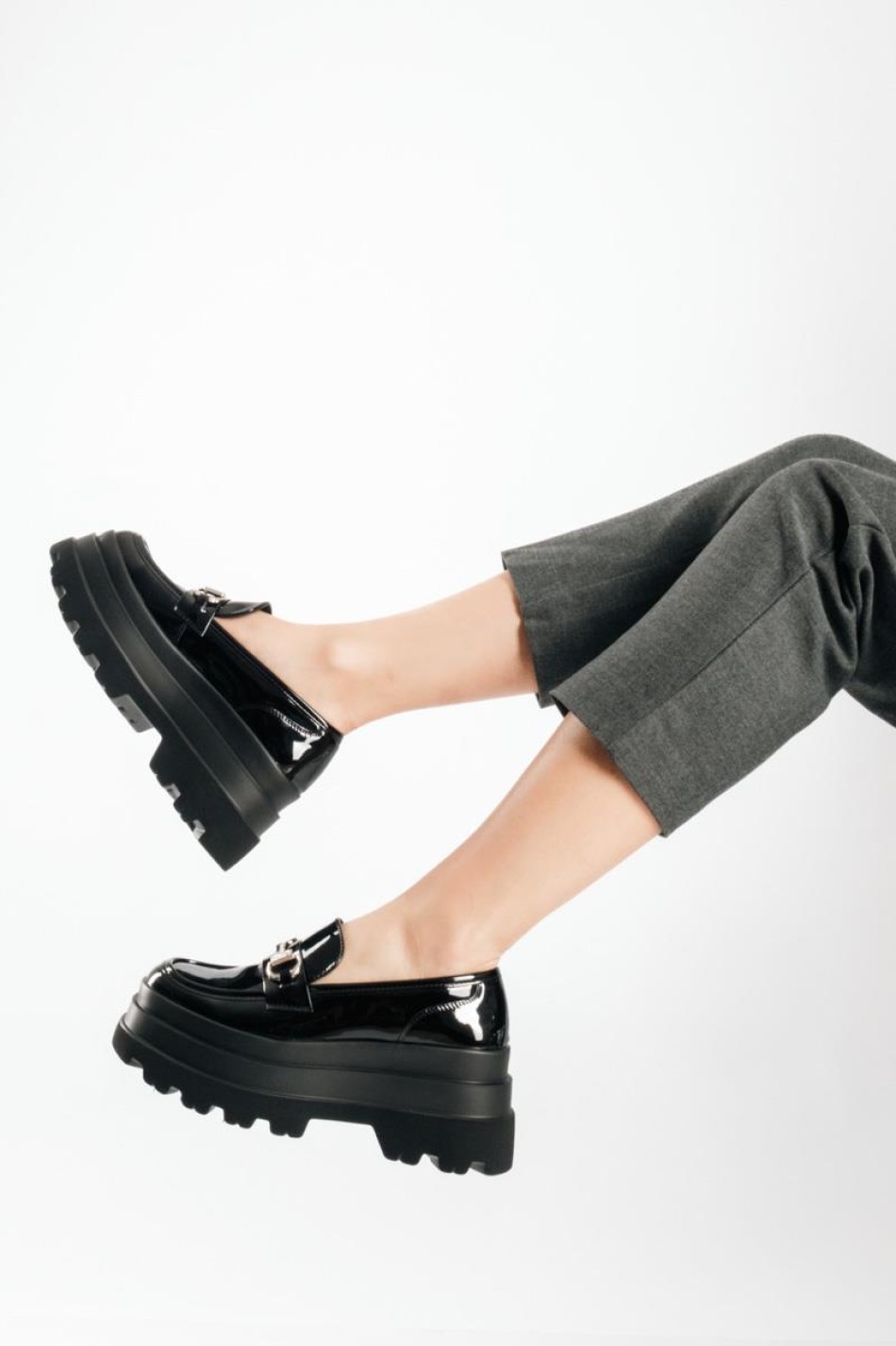Δίσολο chunky loafer με στρασάκια στη διακοσμητική αγκράφα ΜΑΥΡΟ Δίσολο chunky loafer με στρασάκια στη διακοσμητική αγκράφα ΜΑΥΡΟ