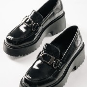 Λουστρίνι loafers με τρακτερωτή chunky σόλα ΜΑΥΡΟ