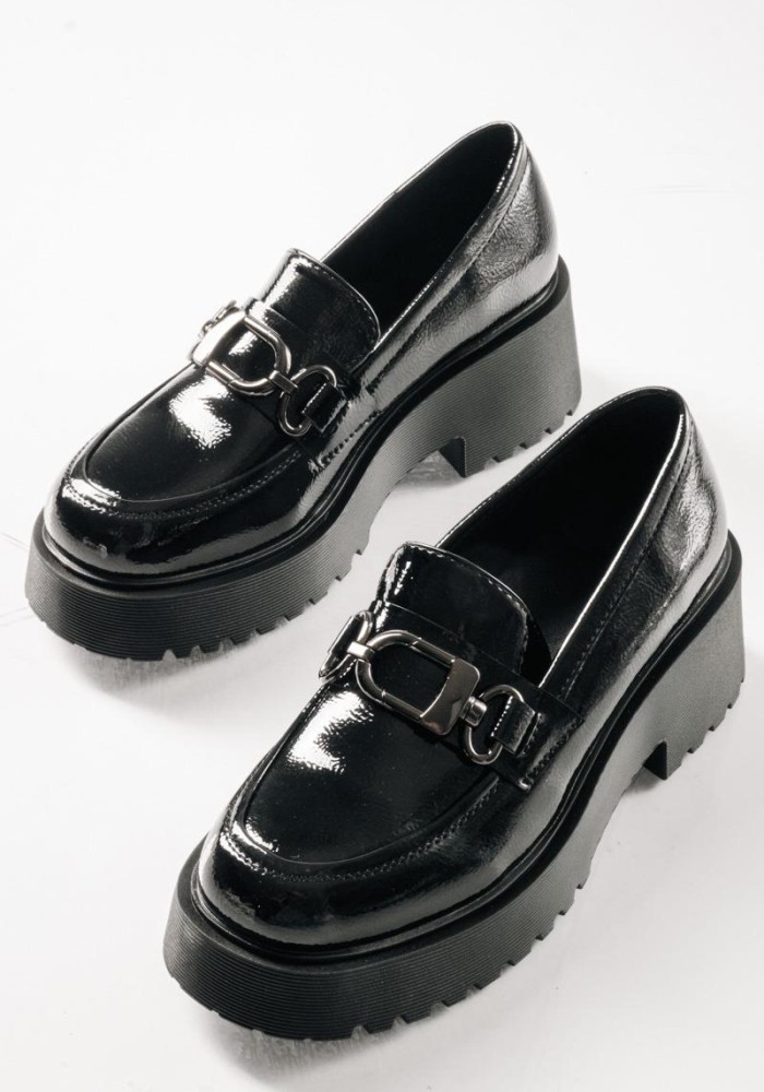 Λουστρίνι loafers με τρακτερωτή chunky σόλα ΜΑΥΡΟ