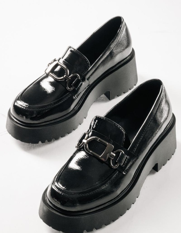 Λουστρίνι loafers με τρακτερωτή chunky σόλα ΜΑΥΡΟ