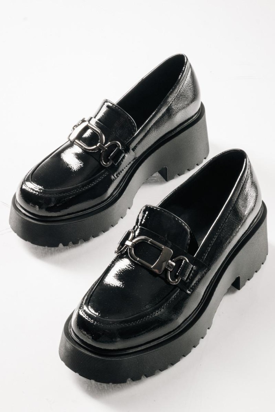 Λουστρίνι loafers με τρακτερωτή chunky σόλα ΜΑΥΡΟ