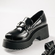 Λουστρίνι loafers με τρακτερωτή chunky σόλα ΜΑΥΡΟ