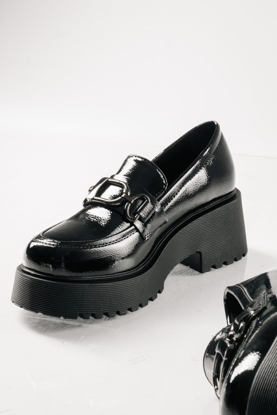 Λουστρίνι loafers με τρακτερωτή chunky σόλα ΜΑΥΡΟ