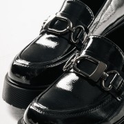 Λουστρίνι loafers με τρακτερωτή chunky σόλα ΜΑΥΡΟ