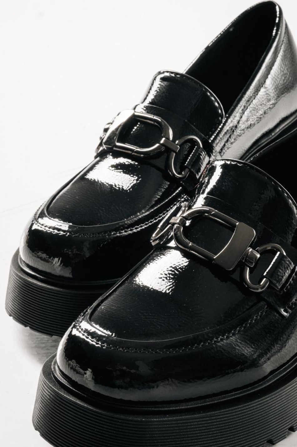 Λουστρίνι loafers με τρακτερωτή chunky σόλα ΜΑΥΡΟ