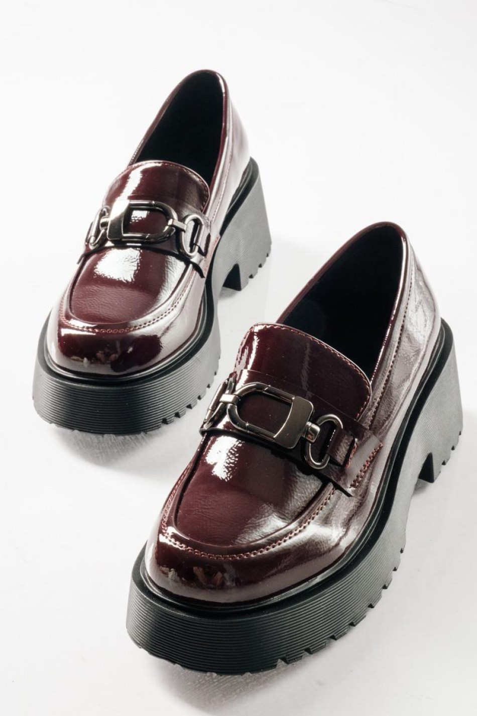 Λουστρίνι loafers με τρακτερωτή chunky σόλα ΜΠΟΡΝΤΩ