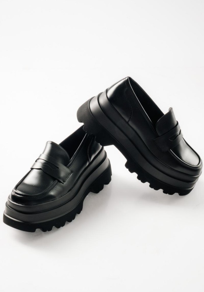 Δίσολο loafer με ανδρόγυνο στυλ και chunky σόλα ΜΑΥΡΟ