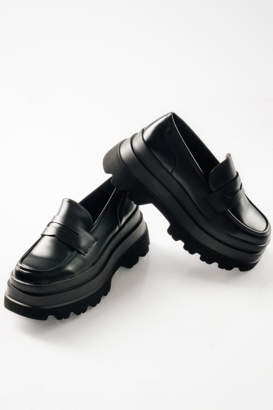 Δίσολο loafer με ανδρόγυνο στυλ και chunky σόλα ΜΑΥΡΟ