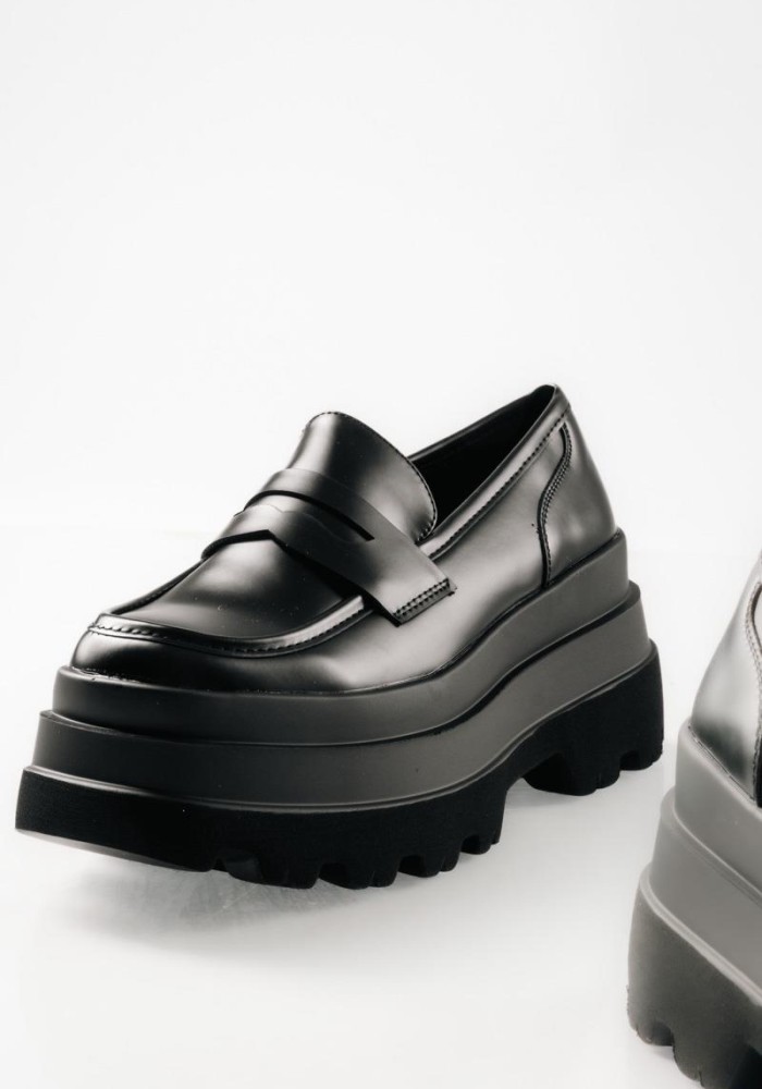 Δίσολο loafer με ανδρόγυνο στυλ και chunky σόλα ΜΑΥΡΟ