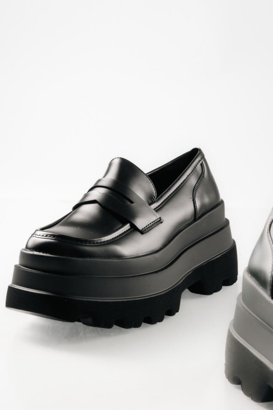 Δίσολο loafer με ανδρόγυνο στυλ και chunky σόλα ΜΑΥΡΟ