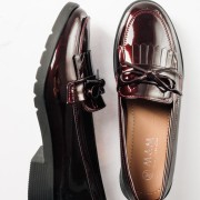 Flat λουστρίνι loafers με κρόσια σε old fashioned στυλ ΜΠΟΡΝΤΩ Flat λουστρίνι loafers με κρόσια σε old fashioned στυλ ΜΠΟΡΝΤΩ
