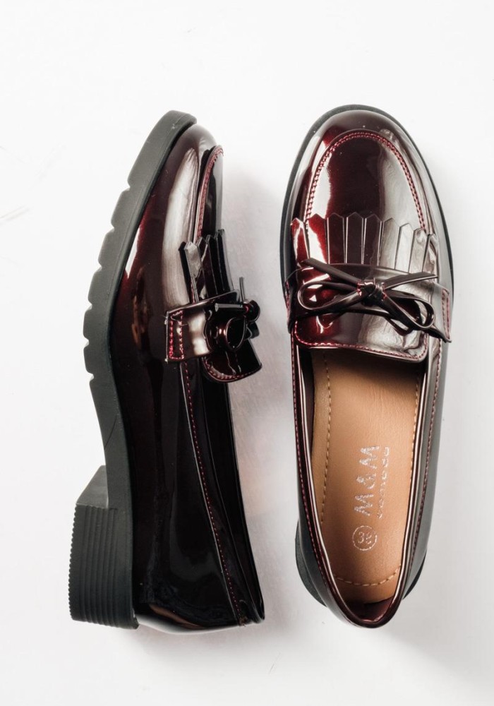 Flat λουστρίνι loafers με κρόσια σε old fashioned στυλ ΜΠΟΡΝΤΩ