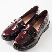 Flat λουστρίνι loafers με κρόσια σε old fashioned στυλ ΜΠΟΡΝΤΩ Flat λουστρίνι loafers με κρόσια σε old fashioned στυλ ΜΠΟΡΝΤΩ