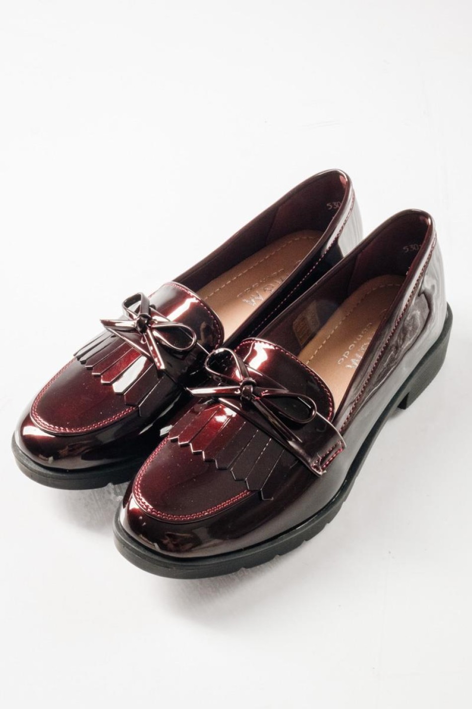 Flat λουστρίνι loafers με κρόσια σε old fashioned στυλ ΜΠΟΡΝΤΩ Flat λουστρίνι loafers με κρόσια σε old fashioned στυλ ΜΠΟΡΝΤΩ