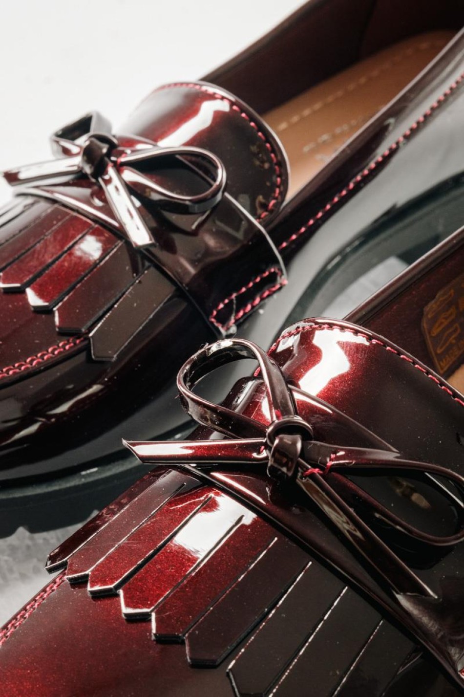 Flat λουστρίνι loafers με κρόσια σε old fashioned στυλ ΜΠΟΡΝΤΩ Flat λουστρίνι loafers με κρόσια σε old fashioned στυλ ΜΠΟΡΝΤΩ