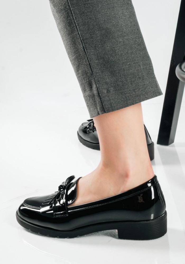 Flat λουστρίνι loafers με κρόσια σε old fashioned στυλ ΜΑΥΡΟ
