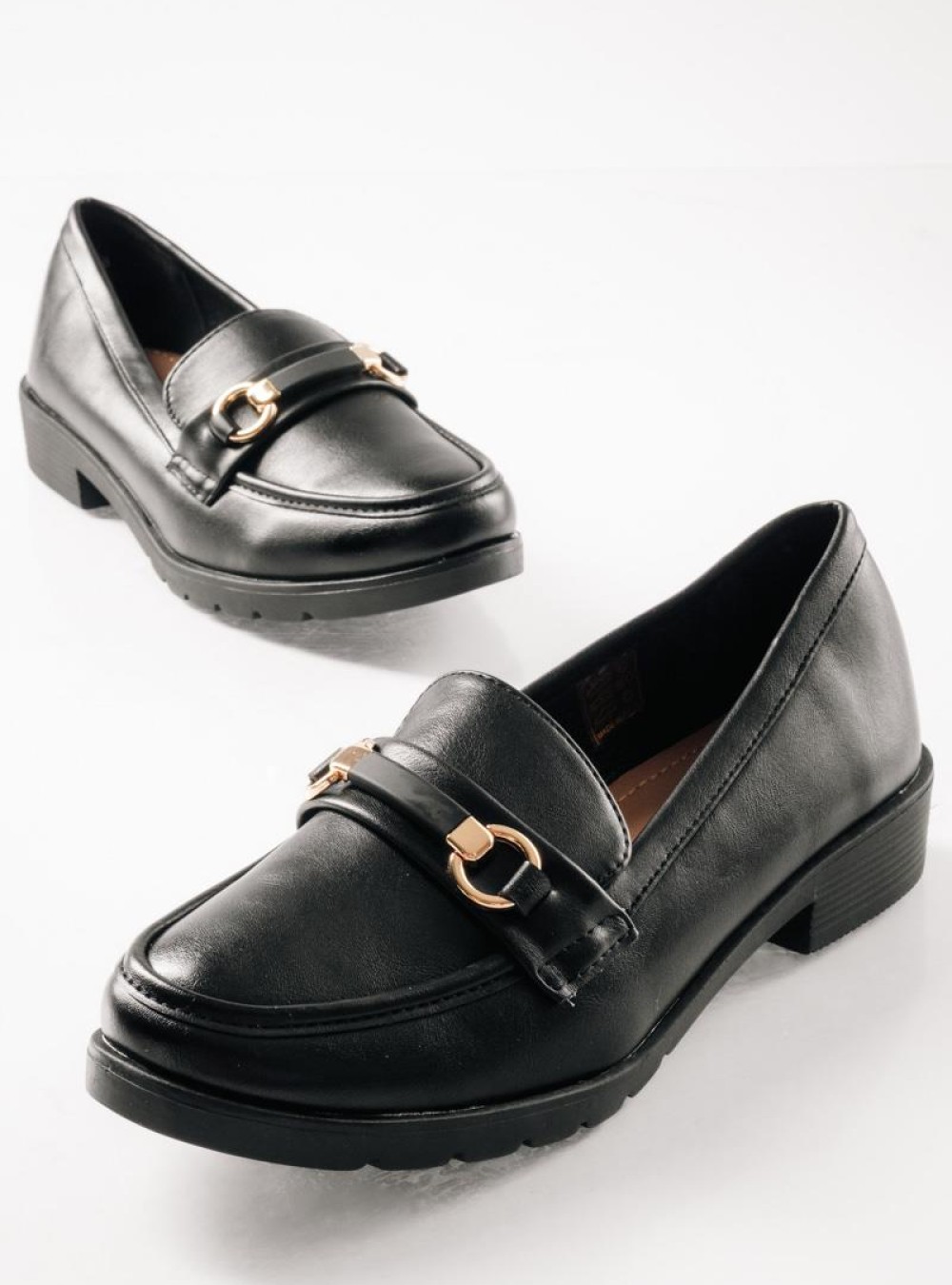 Loafers με ματ φινίρισμα και διακριτική χρυσή αγκράφα ΜΑΥΡΟ Loafers με ματ φινίρισμα και διακριτική χρυσή αγκράφα ΜΑΥΡΟ