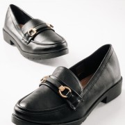 Loafers με ματ φινίρισμα και διακριτική χρυσή αγκράφα ΜΑΥΡΟ Loafers με ματ φινίρισμα και διακριτική χρυσή αγκράφα ΜΑΥΡΟ
