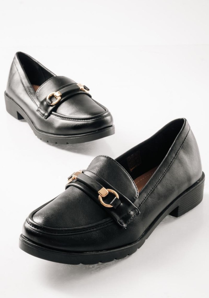 Loafers με ματ φινίρισμα και διακριτική χρυσή αγκράφα ΜΑΥΡΟ