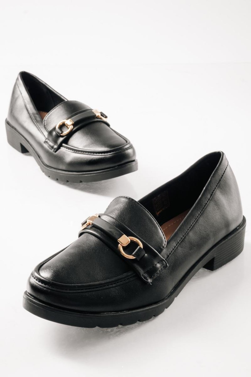 Loafers με ματ φινίρισμα και διακριτική χρυσή αγκράφα ΜΑΥΡΟ