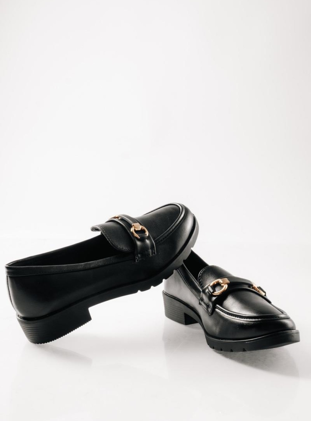 Loafers με ματ φινίρισμα και διακριτική χρυσή αγκράφα ΜΑΥΡΟ Loafers με ματ φινίρισμα και διακριτική χρυσή αγκράφα ΜΑΥΡΟ