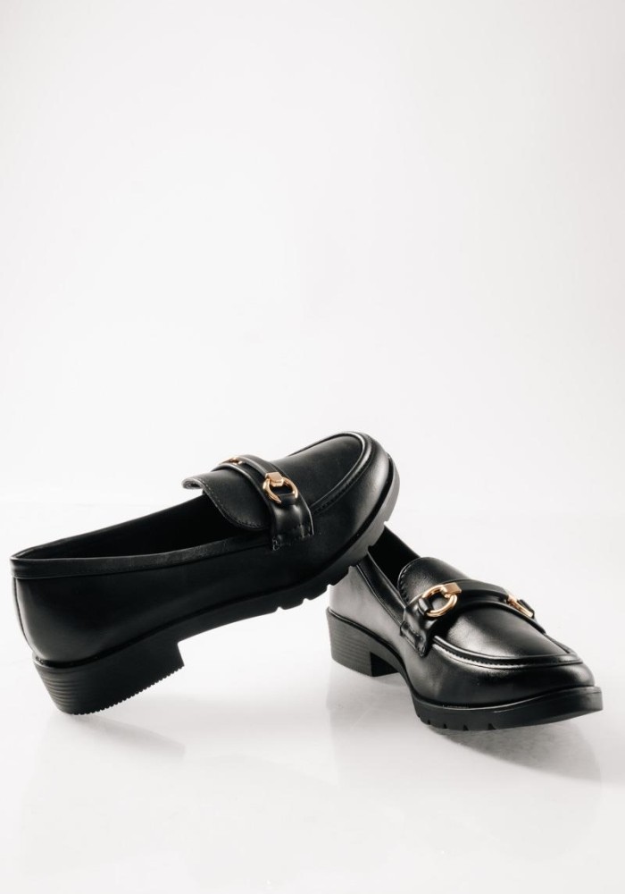 Loafers με ματ φινίρισμα και διακριτική χρυσή αγκράφα ΜΑΥΡΟ