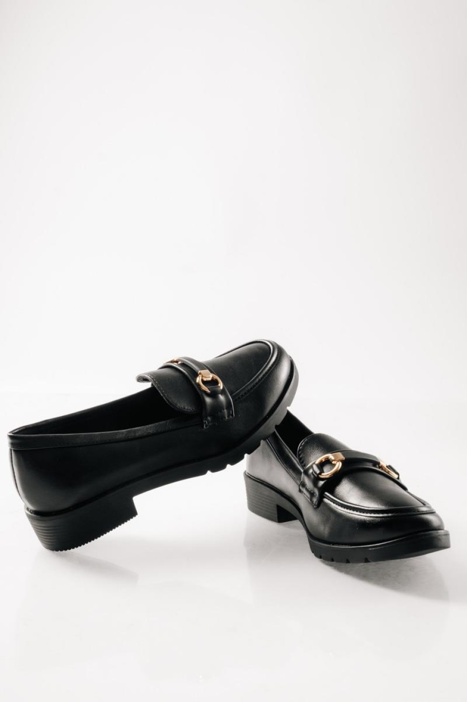 Loafers με ματ φινίρισμα και διακριτική χρυσή αγκράφα ΜΑΥΡΟ