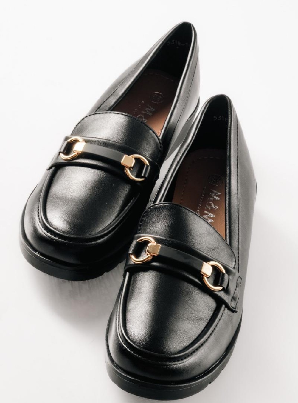 Loafers με ματ φινίρισμα και διακριτική χρυσή αγκράφα ΜΑΥΡΟ Loafers με ματ φινίρισμα και διακριτική χρυσή αγκράφα ΜΑΥΡΟ